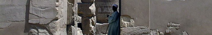 Zuflucht im Schatten - Karnak Tempel (Luxor - EG) - 28 08 2004, 10:31 Uhr