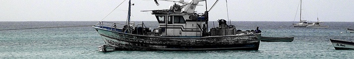 Fischkutter vor Anker - Ein Strand der Insel Sal (Santa Maria - CV) - 30 06 2006, 13:04 Uhr